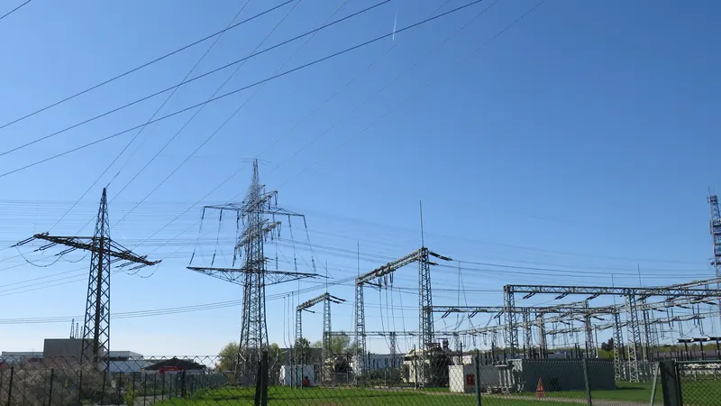 Hochspannungsmasten und Leitungen am Umspannwerk Dörnigheim in Maintal