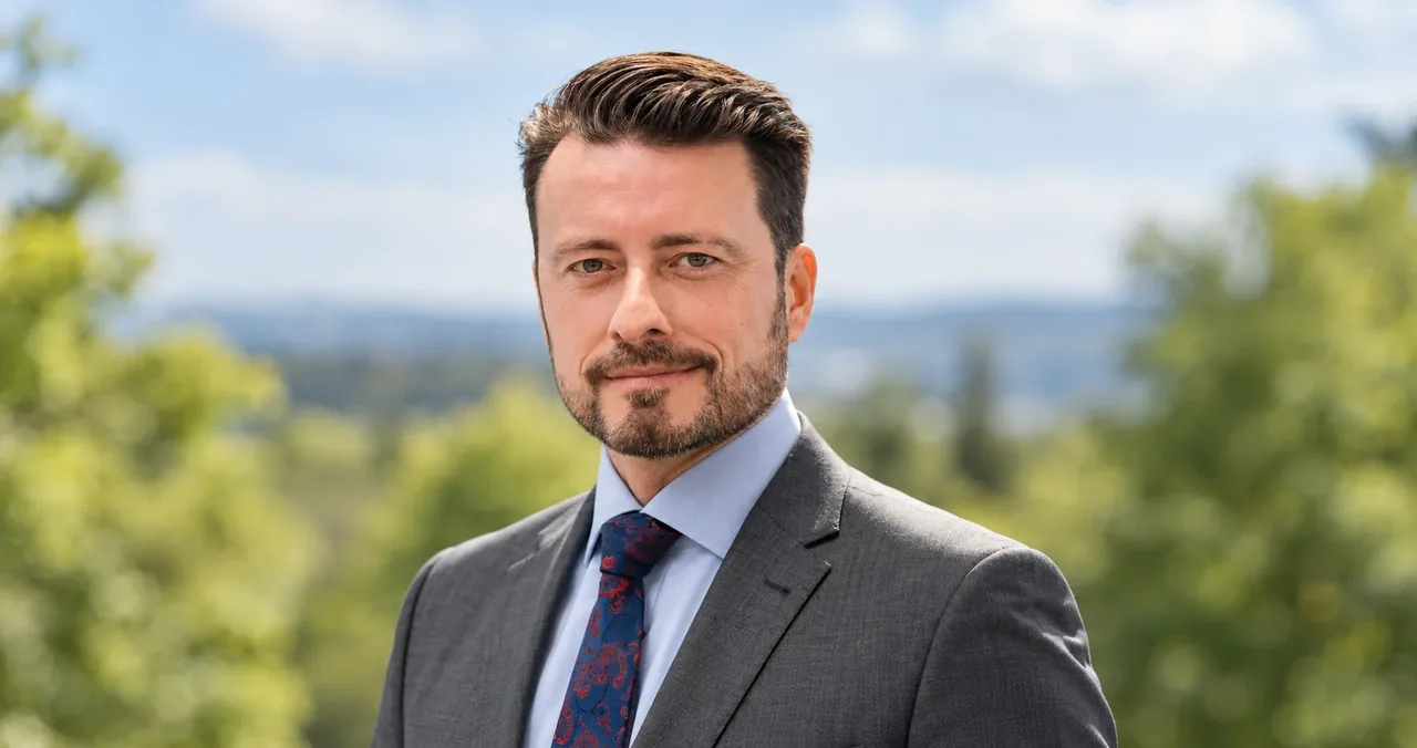 Andreas Lichert vor einer Hügellandschaft