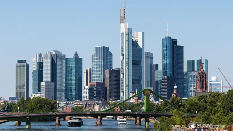 Die Frankfurter Bankentürme über dem Main